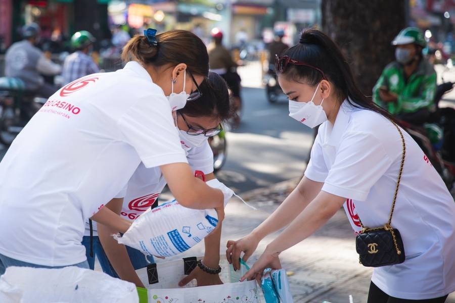 Tình nguyện SODO66 đang chuẩn bị nguyên liệu đến điểm tập kết nấu ăn cho bà con khó khăn tại Sài Gòn