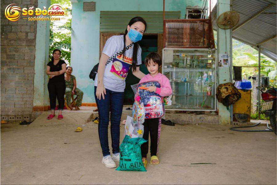 Phát quà cho các gia đình có trẻ em khó khăn 3