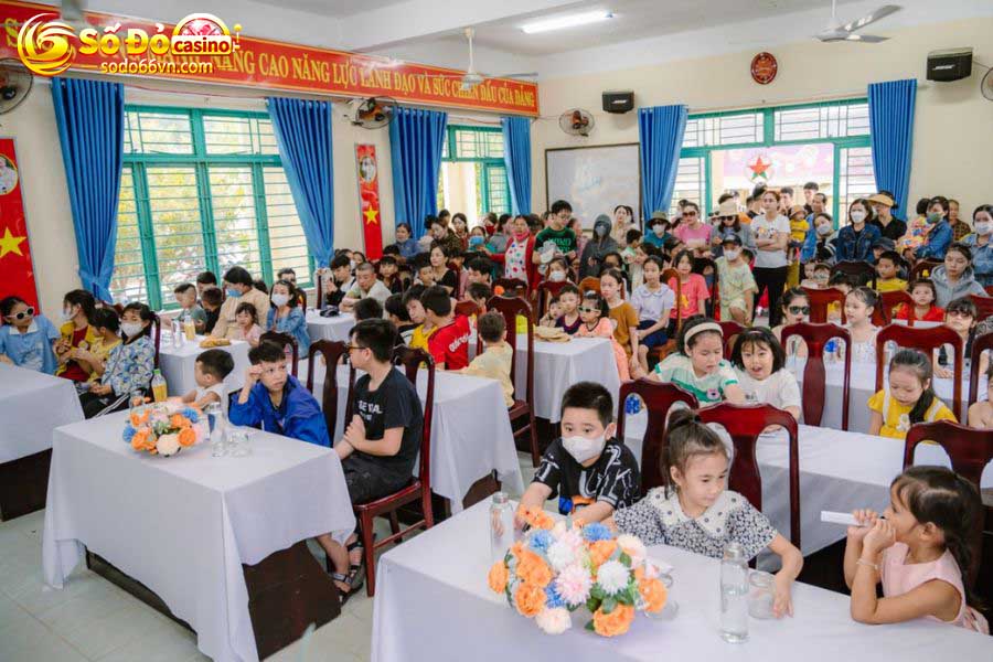 Các em rộn ràng chuẩn bị để nhận quà Trung thu