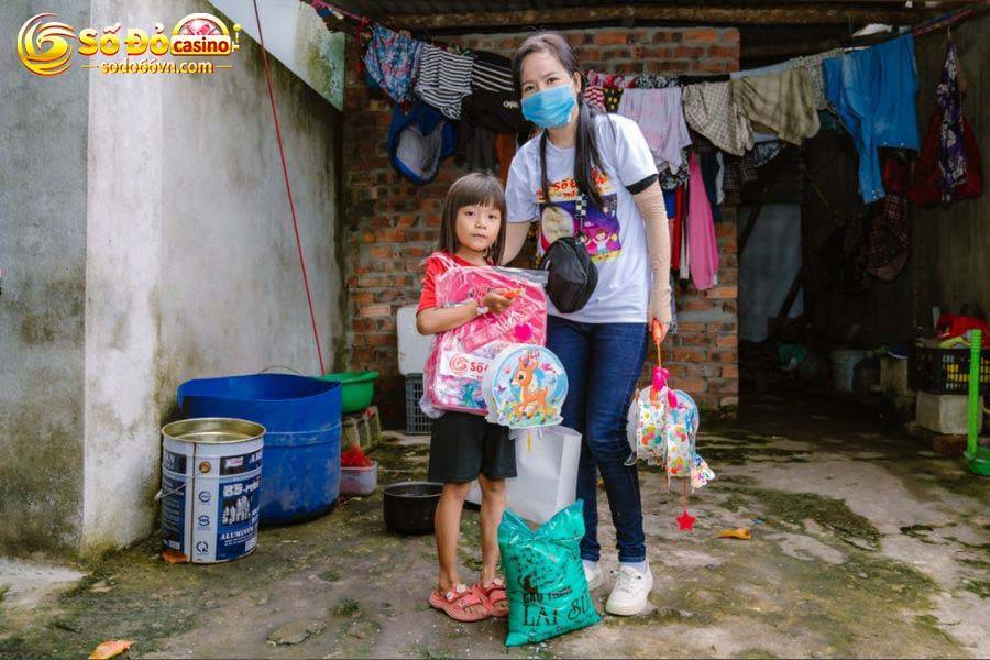 Phát quà cho các gia đình có trẻ em khó khăn 2